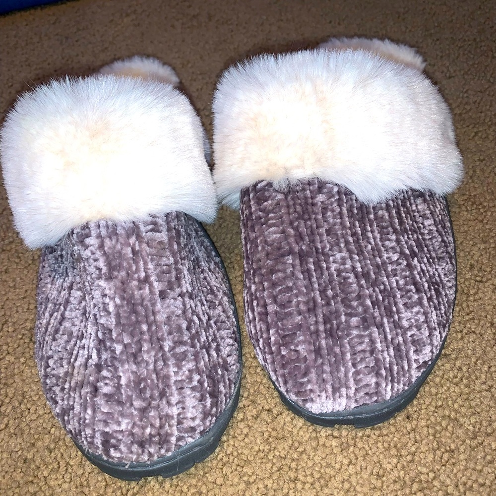 Women’s bedroom slippers like new size 9/10
